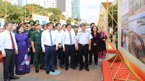 Triển lãm ảnh “Việt Nam - Một dải non sông" và TP Hồ Chí Minh vang mãi khúc khải hoàn