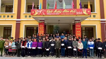 Quà Xuân ấm áp tặng đồng bào nghèo Cao Bằng