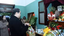 Chủ tịch Quốc hội dâng hương tưởng nhớ Chủ tịch Hồ Chí Minh tại Nhà 67