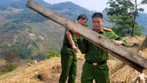 Công an xã vượt đường núi khó khăn, giúp dân khắc phục hậu quả dông lốc