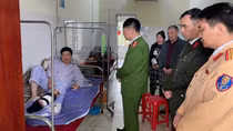 Thăm hỏi, động viên CBCS bị thương khi làm nhiệm vụ