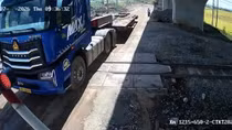 Đắk Lắk: Xe đầu kéo vượt qua đường sắt tông gãy cần chắn