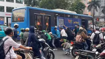 Vào nút giao không giảm tốc độ, xe buýt va chạm với xe máy