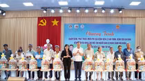 Thượng tướng Lê Tấn Tới tặng quà người dân Tây Ninh có hoàn cảnh khó khăn