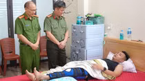 Lãnh đạo Công an tỉnh Lào Cai thăm hỏi cán bộ chiến sĩ bị thương khi làm nhiệm vụ