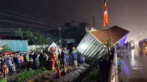 Hà Nội: cố vượt đường ngang, xe tải bị tàu hỏa tông văng xa