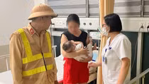Bé 7 tháng tuổi khó thở được CSGT đưa đi cấp cứu trong đêm