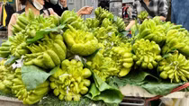 Gà lễ, phật thủ đắt hàng trong ngày cận Tết