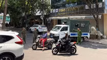 Giải cứu nam thanh niên cầm dao cố thủ trong quán cà phê đòi tự sát