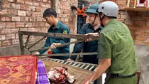Công an giúp dân khắc phục hậu quả sau dông lốc do mưa trái mùa