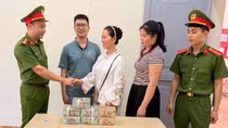 Công an xã Pắc Ta hỗ trợ người dân trả lại 2,9 tỷ đồng chuyển nhầm