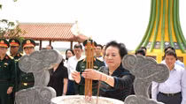 Phó thủ tướng Phạm Thị Thanh Trà dâng hương tri ân các anh hùng liệt sĩ tại tỉnh Quảng Trị