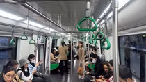 Giá xăng tăng, nhiều người dân Hà Nội chuyển sang đi xe buýt, tàu điện