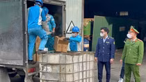 Tiêu hủy hơn 2.200 chai rượu nhập lậu tại Hưng Yên