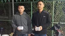 Buộc hai thanh niên nhặt lại toàn bộ tờ rơi “tín dụng đen” đã rải trên đường