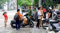 Cận cảnh CSGT Hà Nội kiểm tra, xử lý phụ huynh dừng, đỗ xe tuỳ tiện khi đưa đón con tới trường