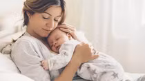 Vì sao trẻ sinh mổ miễn dịch yếu