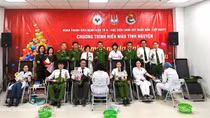 Cán bộ chiến sĩ và bác sĩ, nhân viên y tế Công an hiến máu cứu người