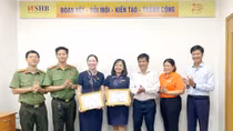 Khen thưởng 2 cán bộ ngân hàng kịp thời ngăn chặn vụ lừa đảo 1,1 tỷ đồng