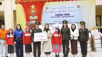 Trường Cao đẳng ANND I tặng quà cho học sinh và Công an xã biên giới Tuyên Quang