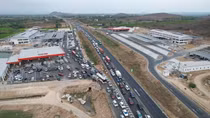 Ôtô nối đuôi nhau hàng cây số gần trạm dừng nghỉ cao tốc Vĩnh Hảo - Phan Thiết