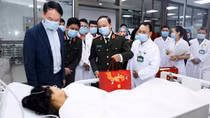 Thứ trưởng Đặng Hồng Đức thăm bệnh nhân, kiểm tra ứng trực Tết tại Bệnh viện 19-8