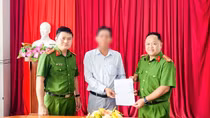 Công an phường hỗ trợ người dân nhận lại gần 1 tỷ đồng chuyển nhầm