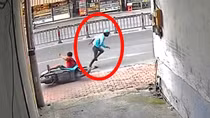 Bắt kẻ vờ mua rồi giật vàng bỏ chạy