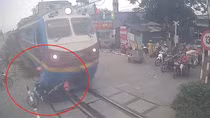 Liều lĩnh vượt rào chắn, tài xế xe máy bị tàu hỏa tông văng