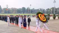 Đoàn đại biểu dự Đại hội Mặt trận Tổ quốc Việt Nam lần thứ XI vào viếng lăng Chủ tịch Hồ Chí Minh