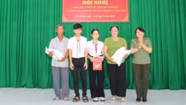 Công an xã ở Cần Thơ trích lương nhận đỡ đầu 2 học sinh mồ côi
