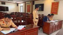 Từ phản ánh của người dân, Cảnh sát xử phạt tài xế xe biển xanh "gùi" hàng hóa trên nóc
