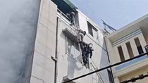 Cảnh sát giải cứu 3 người thoát khỏi đám cháy nhà cao tầng