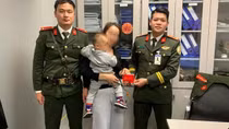 Nữ hành khách bỏ quên nhẫn, lắc vàng ở sân bay vui mừng nhận lại tài sản