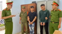 Giúp bạn giải quyết mâu thuẫn bằng mũ bảo hiểm, hai đối tượng phải "nhập trại"