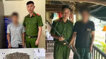 Người dân tự nguyện giao nộp 6 khẩu súng, hơn 500 viên đạn cho Công an xã
