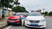 Xử lý lái xe vi phạm tốc độ và nồng độ cồn, rồi đâm thẳng vào xe của CSGT