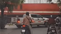 Thót tim cảnh bán tải vượt gác chắn suýt bị tàu hỏa tông