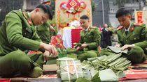 Cảnh sát cơ động trổ tài gói bánh chưng đón Tết