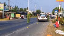 Đi xe đạp thể dục buổi sớm trên quốc lộ, 2 người đàn ông gặp nạn