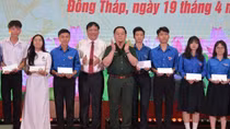 Đại tướng Nguyễn Trọng Nghĩa tặng quà học sinh, trao kinh phí xây nhà tình nghĩa