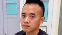 Tạm giữ hình sự tài xế xe bán tải tạt đầu xe máy ở Hà Nội