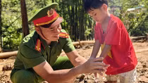 Những người lính bám cùng bản làng