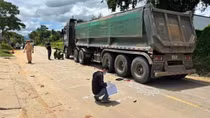 Điều tra vụ xe đầu kéo va chạm xe đạp điện, 4 em nhỏ thương vong