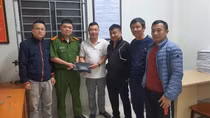 Ngồi sảnh chung cư, bất ngờ phát hiện ví chứa hơn 100 triệu đồng