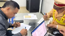 Người đàn ông chạy bộ qua đầu ô tô trên cao tốc để lên xe khách