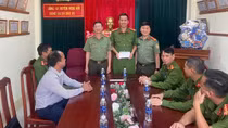 Công an Cửa khẩu Tân Sơn Nhất tặng quà CBCS tăng cường các xã biên giới