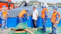Bắt quả tang sà lan vận chuyển 100 tấn phân đạm trái phép trên vùng biển Tây Nam
