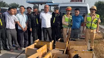 Đặt xe vận chuyển nửa tấn pháo đem giao tại trạm thu phí trên cao tốc