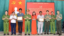 Khen thưởng công dân dũng cảm cứu thuyền viên tàu cá gặp nạn tại vùng biển Vũng Tàu